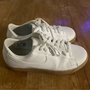 Grade School Nike Blazer Low, 6.5Y White Leather with Gum Sole